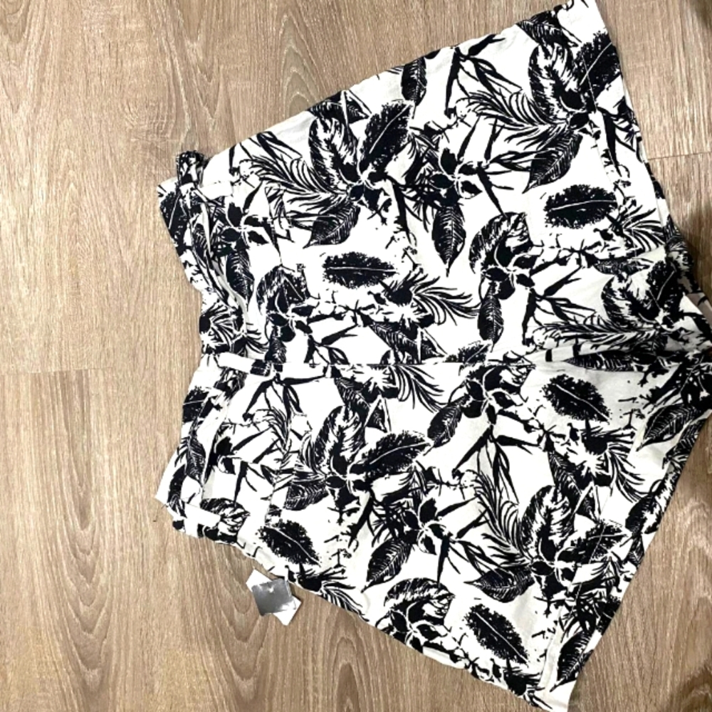 Yessica short NWT